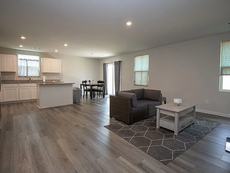 342 Saskatoon Dr — Photo 4