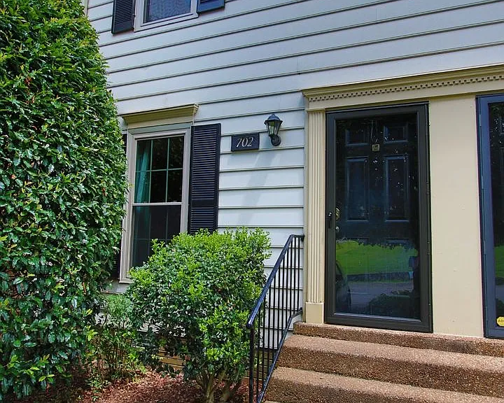 702 Fox Ridge Dr — Photo 2