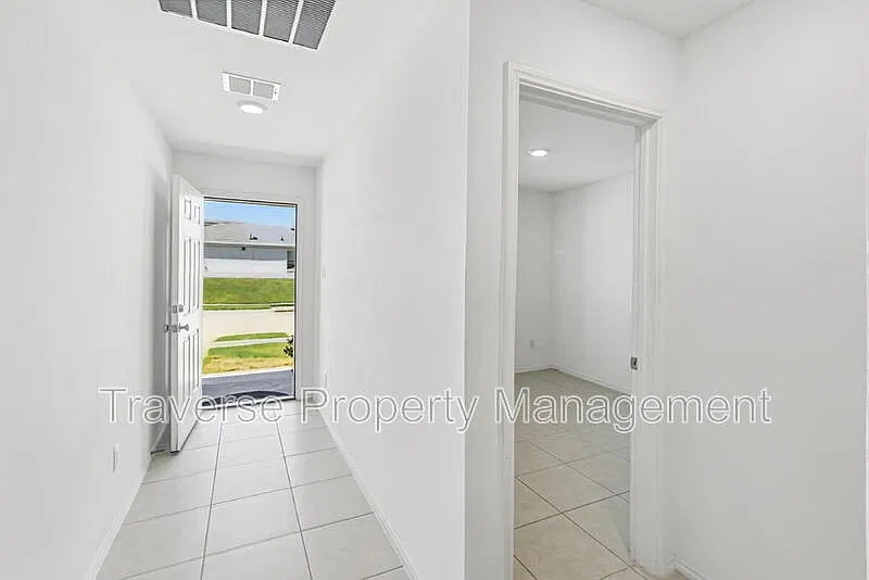 3 bed, 2.0 bath, 1298 sqft, $1,850 — Photo 3