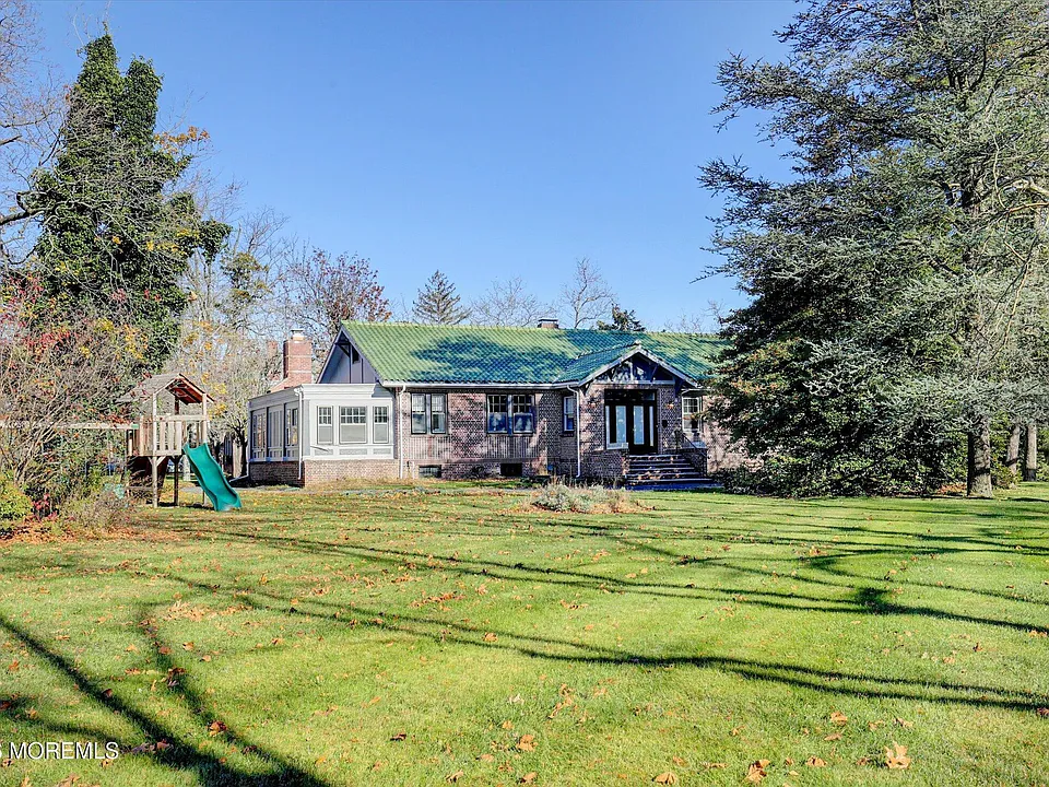 589 Westwood Ave
