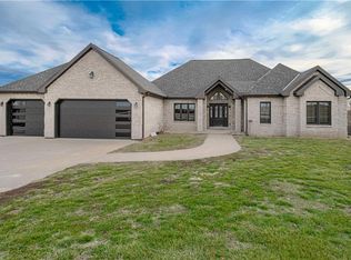 16294 Eastlake Dr, Lexington, MO 64067
