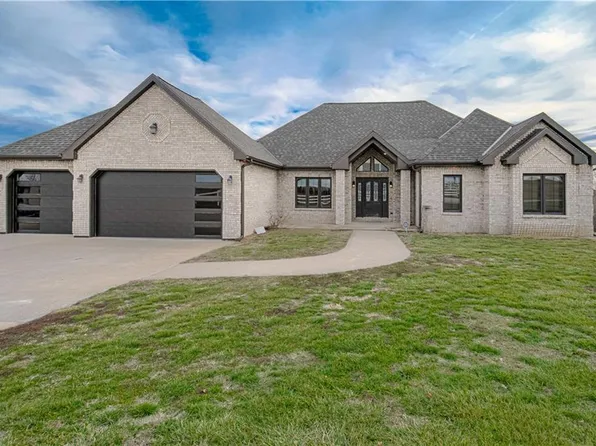 16294 Eastlake Dr, Lexington, MO 64067