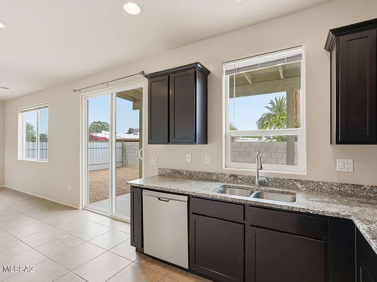 2815 N Fair Oaks Ave — Photo 13