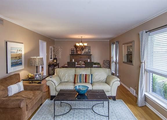 3rd image of 6868 Blackwood Dr
