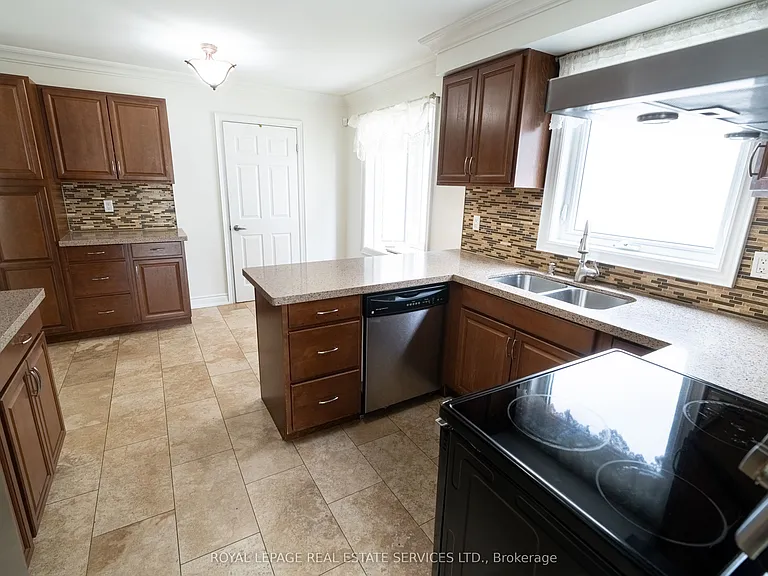 3301 Cambourne Cres — Photo 13