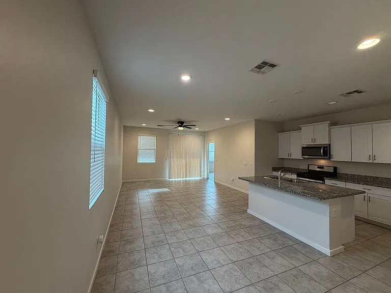 36987 N Sidewinder Dr — Photo 3