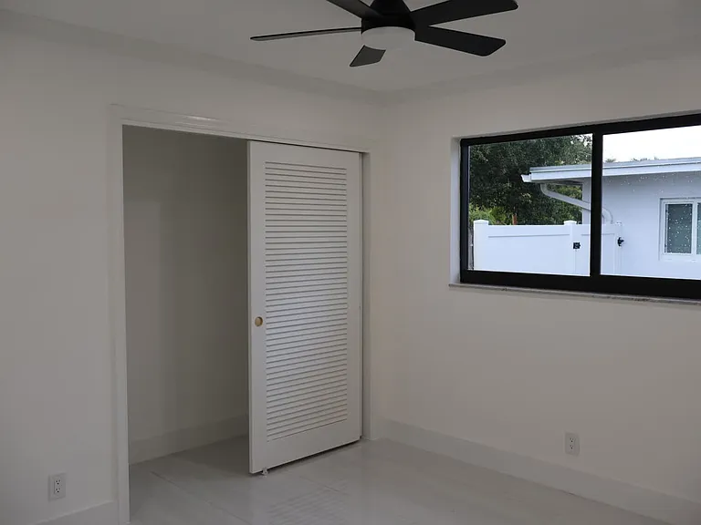 563 NW 13th Dr — Photo 5