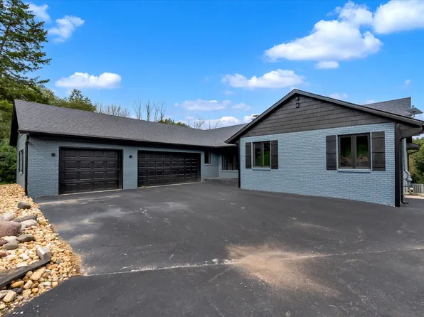 11700 61st Avenue Pl, Blue Grass, IA 52726