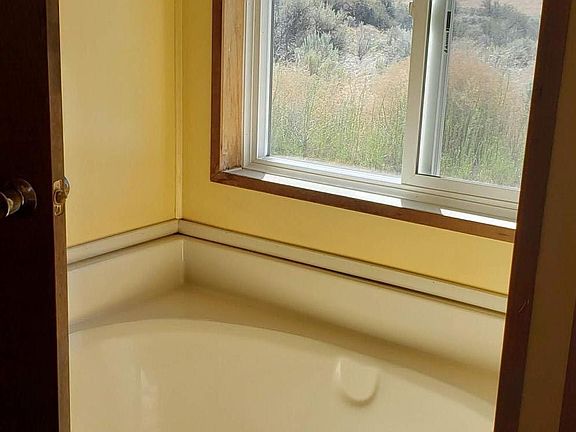 Master bath soaker tub