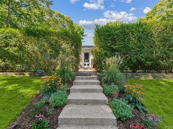 29 Squiretown Road #D, Hampton Bays, NY 11946