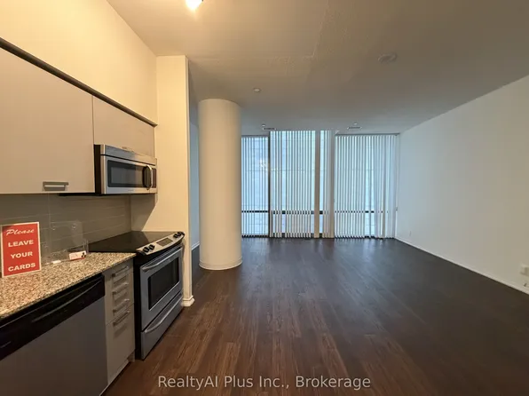 832 Bay St #213, Toronto, ON M5S 1Z6