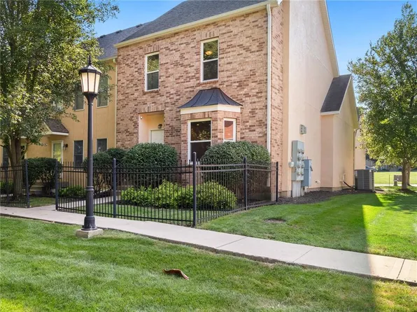 9755 N Lucerne Ave, Kansas City, MO 64154