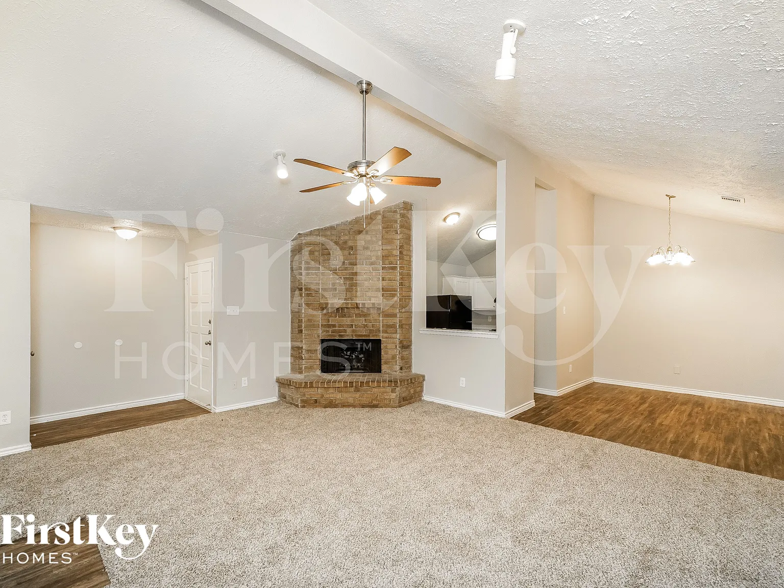 3 bed, 2.0 bath, 1356 sqft, $1,570 — Photo 3
