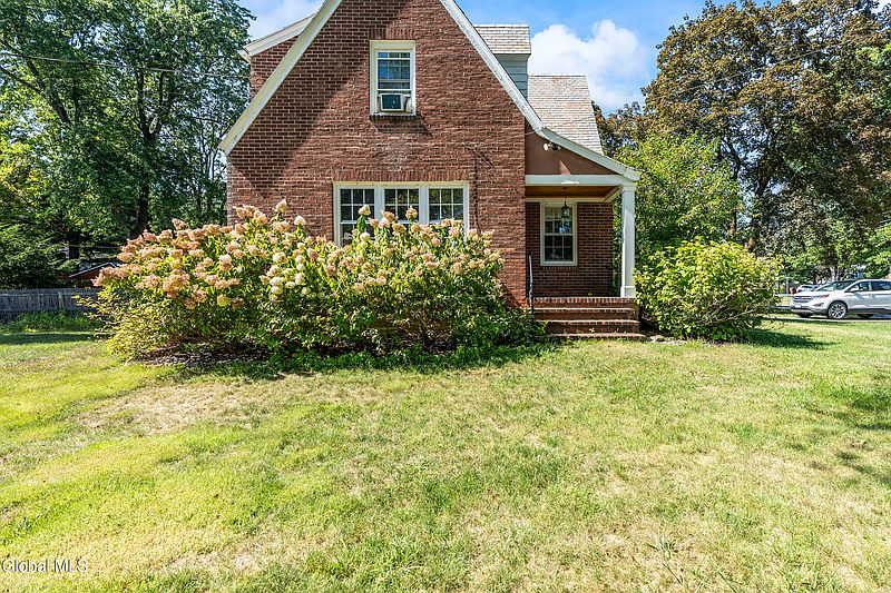3rd image of 142 Kenwood Avenue
