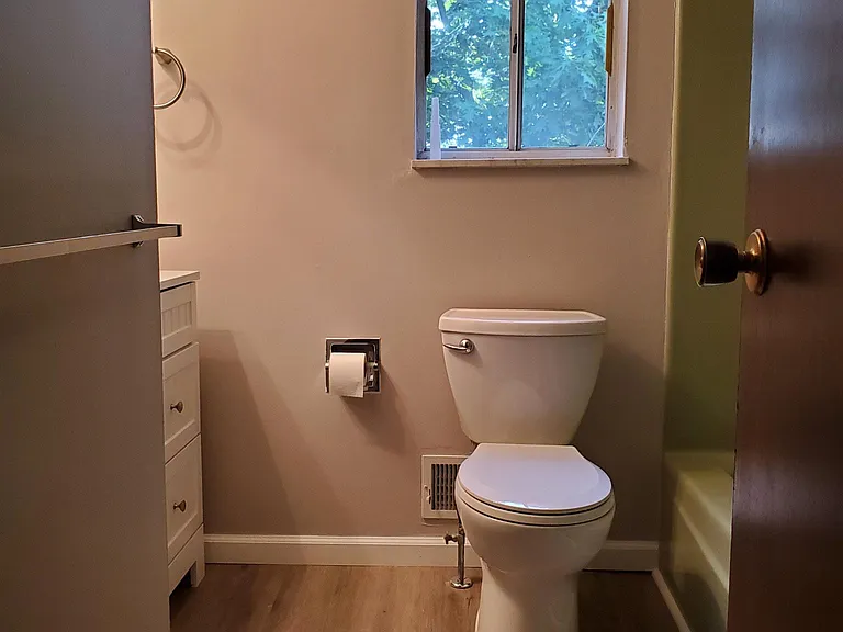 2nd floor - full bathroom