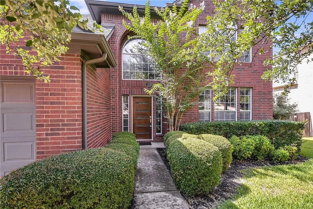 4 bed, 2.5 bath, 3336 sqft, $3,895 — Photo 2