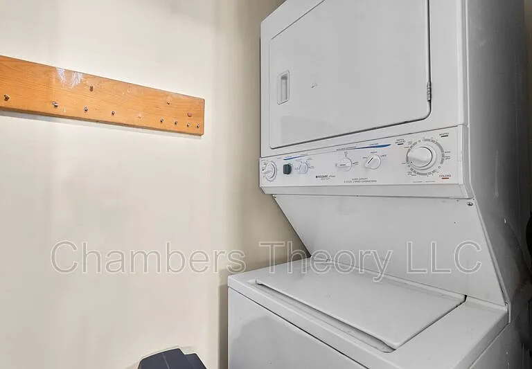 1043 Warwick Ct — Photo 14