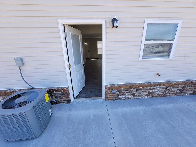 Creekside Apartments — Photo 7