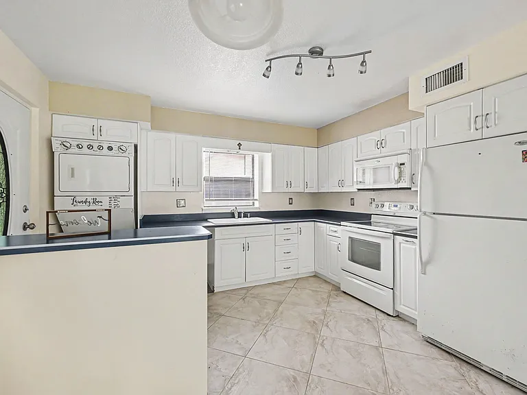 4304 London Town Rd #C113 — Photo 7