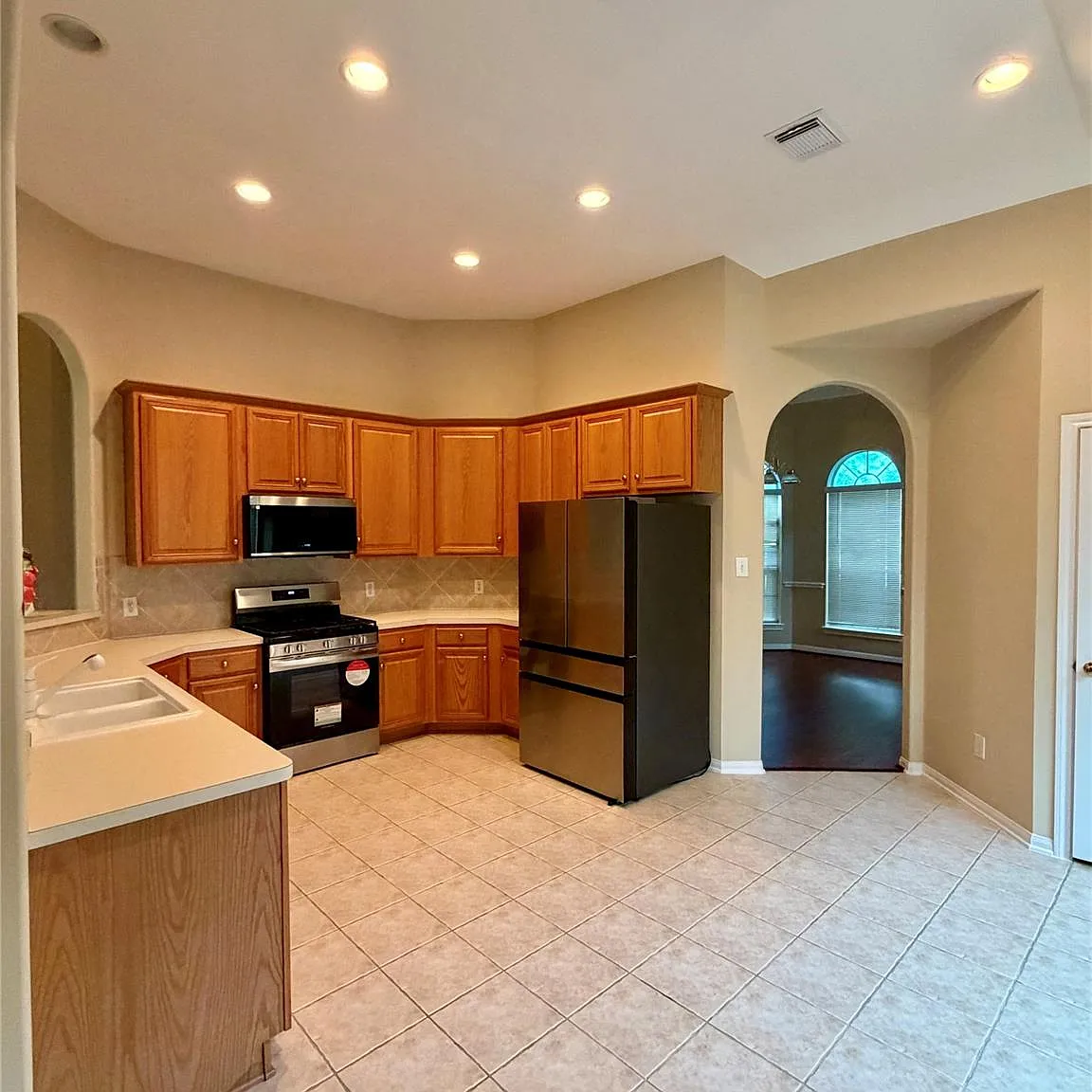 3 bed, 2.5 bath, 2308 sqft, $2,380 — Photo 3