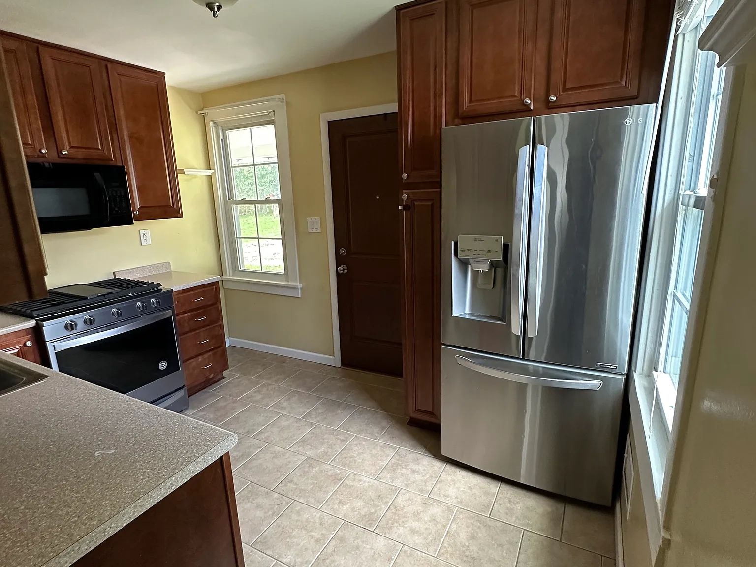 122 West Rd — Photo 3