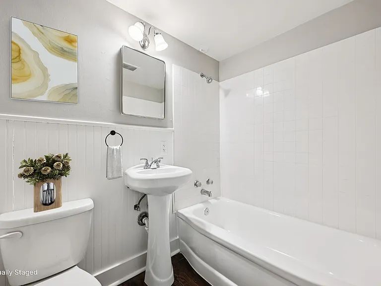 Admiral Apartments — Photo 16