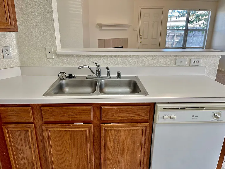 1008 Rock Springs Dr — Photo 9