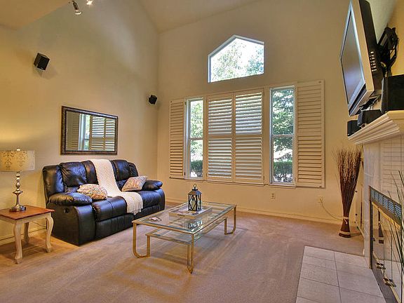 4th image of 10 Mountain Valley Pl