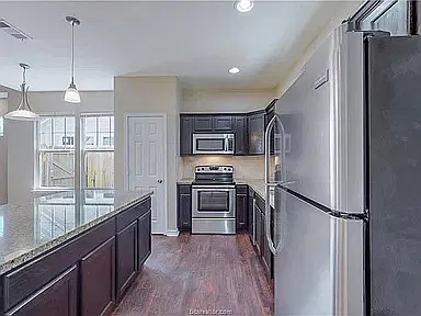 5 bed, 4.5 bath, 1997 sqft, $3,700 — Photo 2