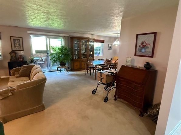 105 Woodstone Ln APT 61, New Kensington, PA 15068
