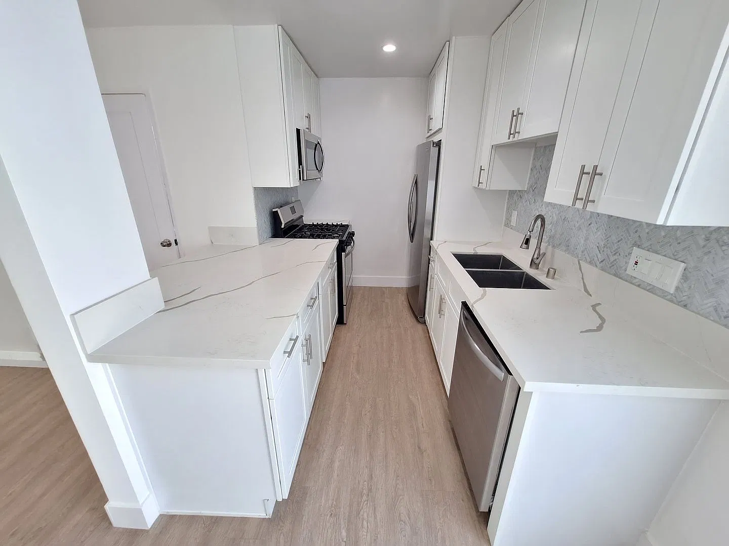 2 bed, 2.0 bath, 1200 sqft, $3,187 — Photo 2