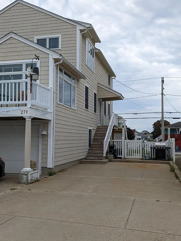3 bed, 2.0 bath, 1872 sqft, $3,000 — Photo 3