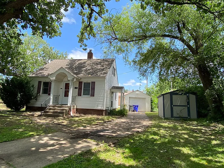 1340 L Ave NE — Photo 1