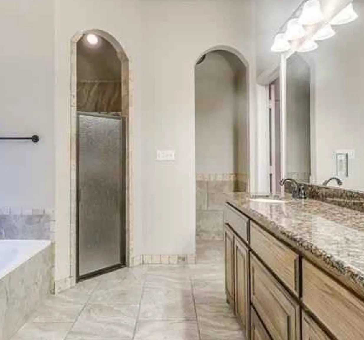 Spacious 4 Bed, 2 Bath Single Family Home in Willow Park - $2625/mo — Photo 4