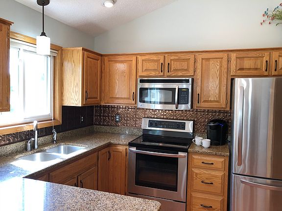 Great kitchen-lots of light!