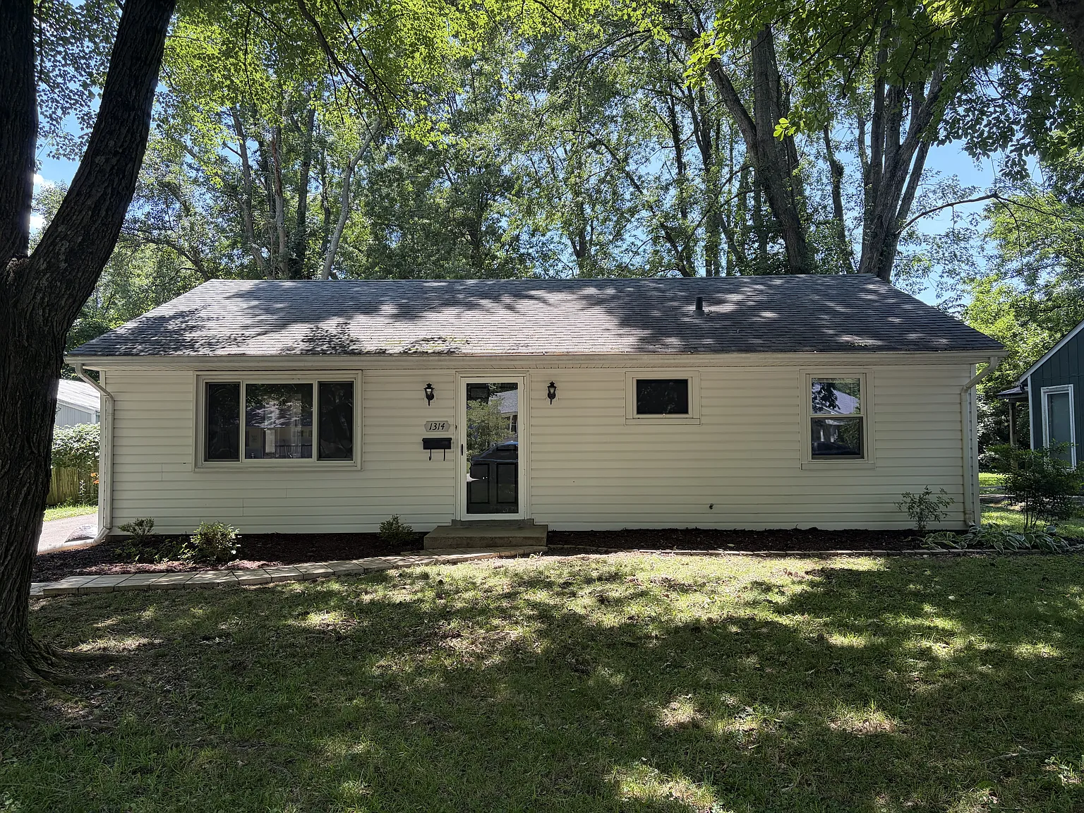3 bed, 1040 sqft, $1,650 — Photo 1