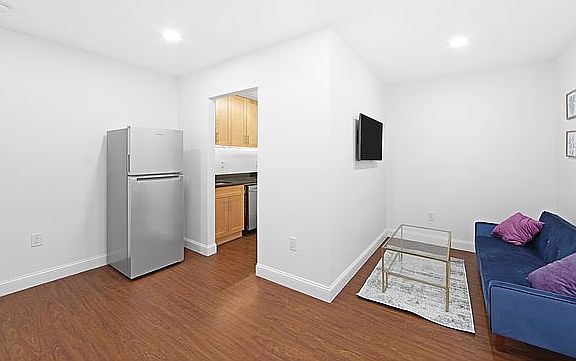 4th image of 111 E 38th St #1B