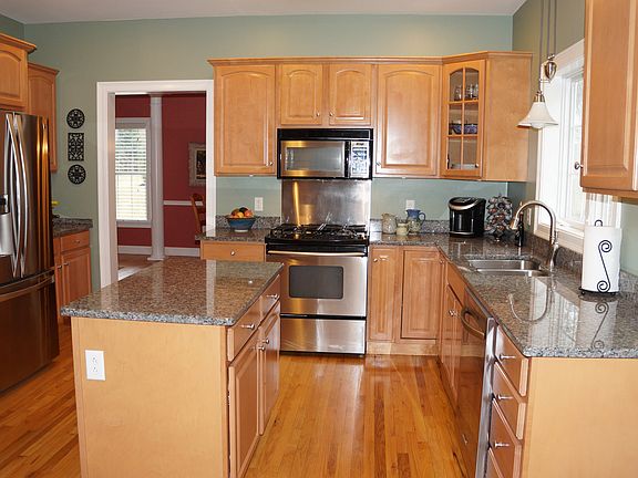 5th image of 107 Fieldstone Dr
