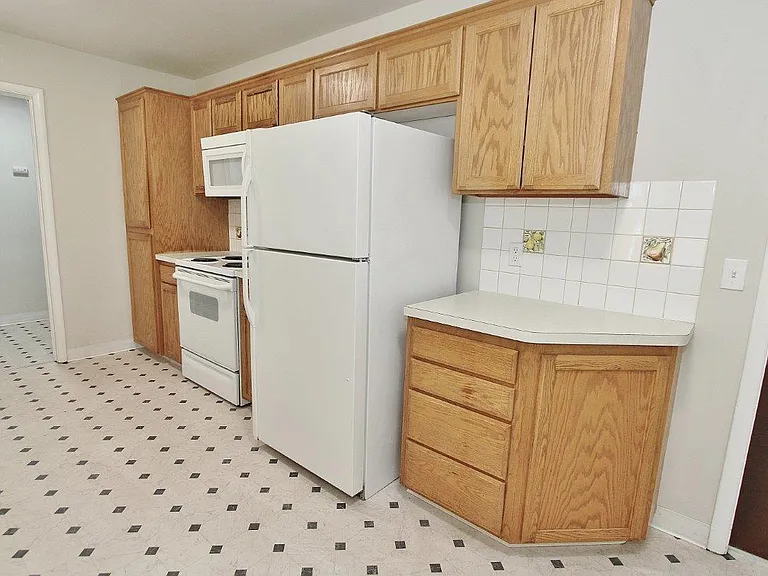 4011 W Greenbrier Dr — Photo 10