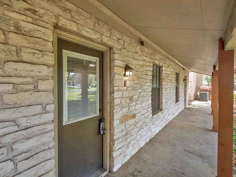 204 Northwest Dr #F — Photo 13