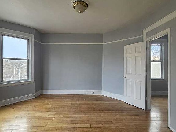 2nd image of 15 Crescent Pl APT 2