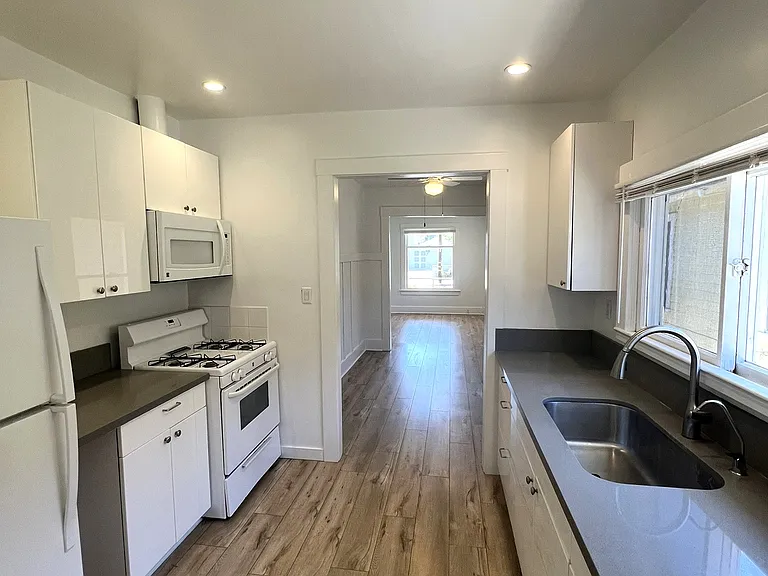 130 W De La Guerra St — Photo 8
