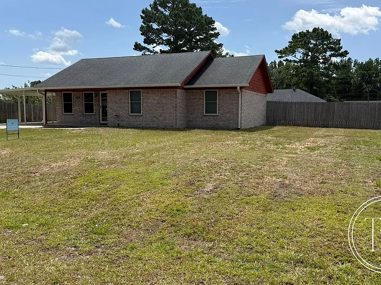 142 NE Shayna Dr — Photo 3