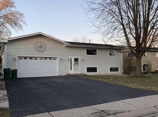 683 Clover Rd, Wauconda, IL 60084