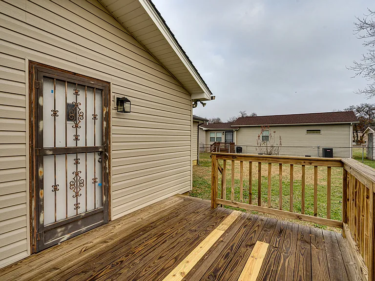 906 Hawthorne Ct — Photo 6