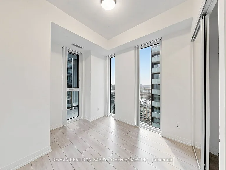 400 King St W #1922 — Photo 32