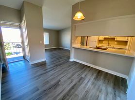 1402 E Guadalupe Rd