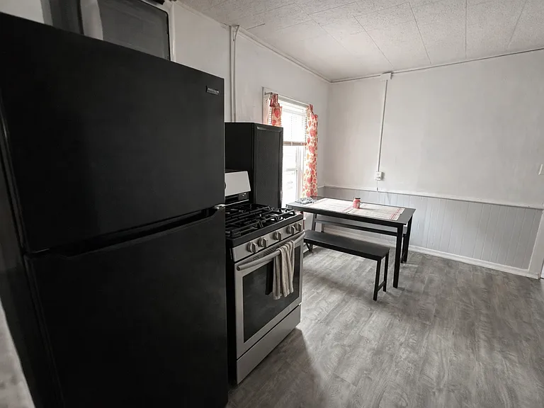 2519 Genesee St — Photo 6