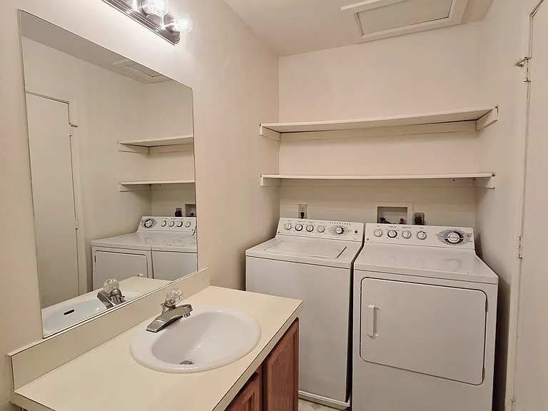 1 Bedroom Upstairs Washer/Dryer