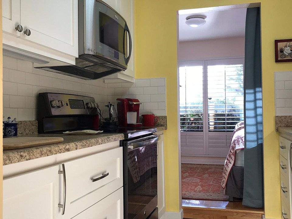 Newer cabinets, stove/oven